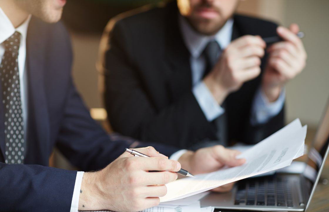 Asesor legal con documentos