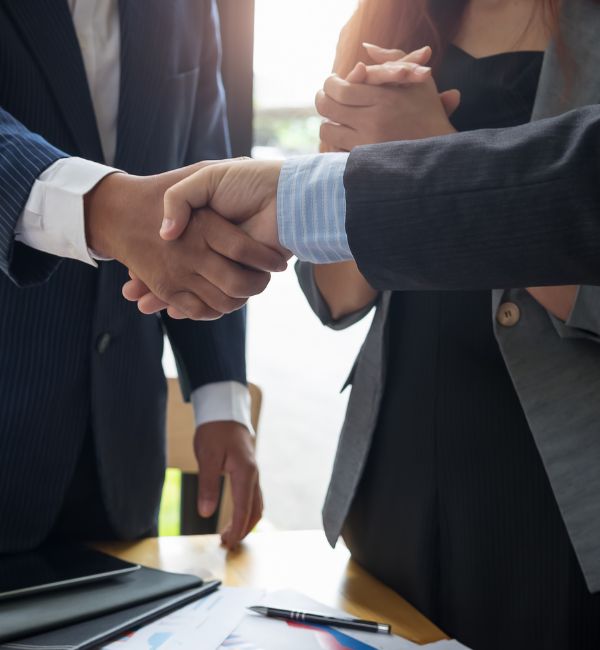 Estrechamiento de manos entre cliente y asesor Estrechamiento de manos entre cliente y asesor
