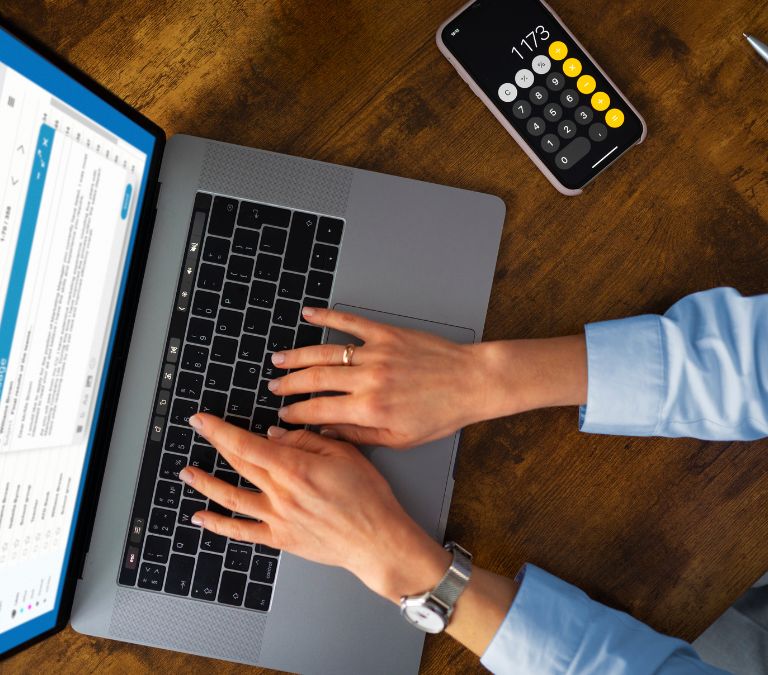 Manos con portatil y calculadora Manos con portatil y calculadora