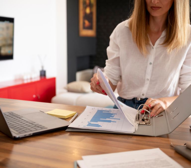Un autónomo trabajando desde casa