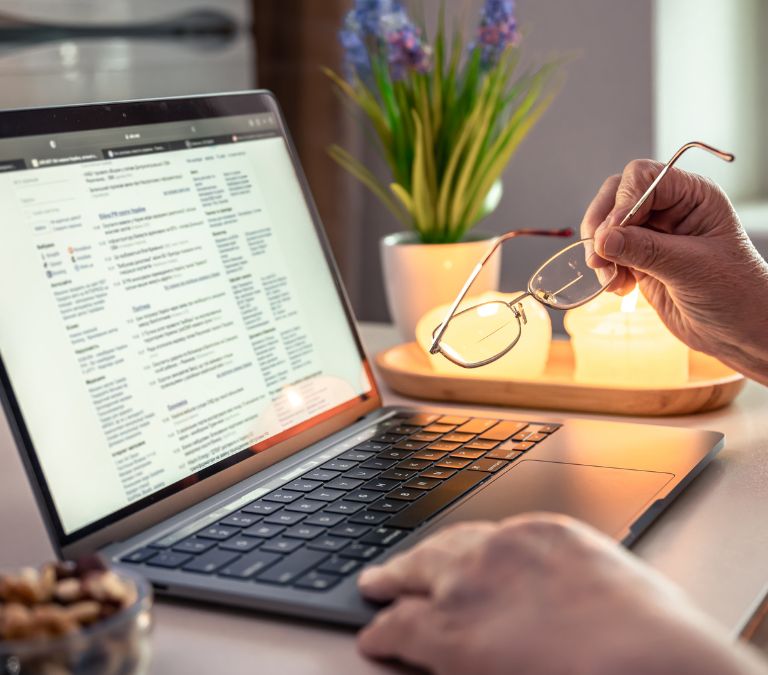 Un ordenador con un formulario digital abierto